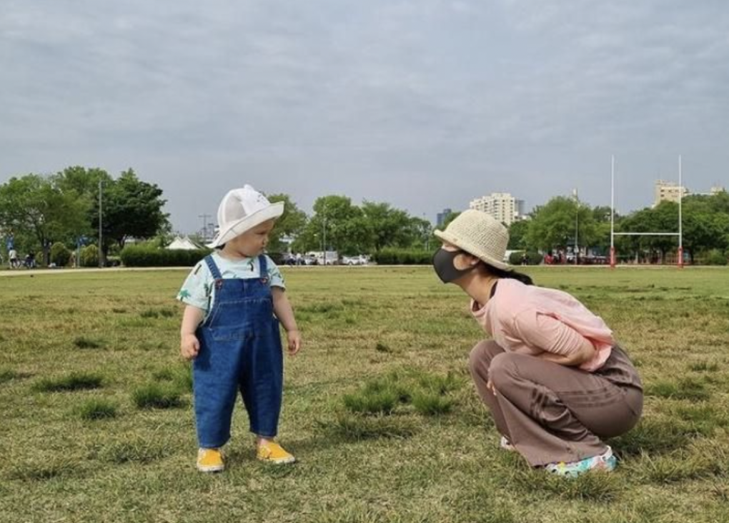 Sayuri Fujita và con trai. Ảnh: Korea Times