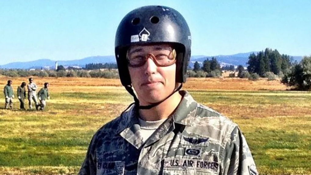 Cựu binh Joe St.Clair khi còn biên chế trong không quân Mỹ. Ảnh: CNN