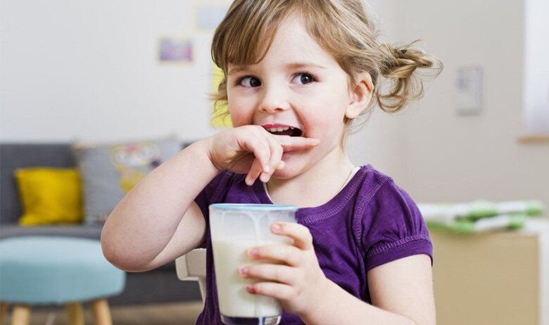 Sữa ít đường không có nghĩa là ít dinh dưỡng, mà vẫn đảm bảo để trẻ phát triển, tăng cân. Ảnh minh họa.