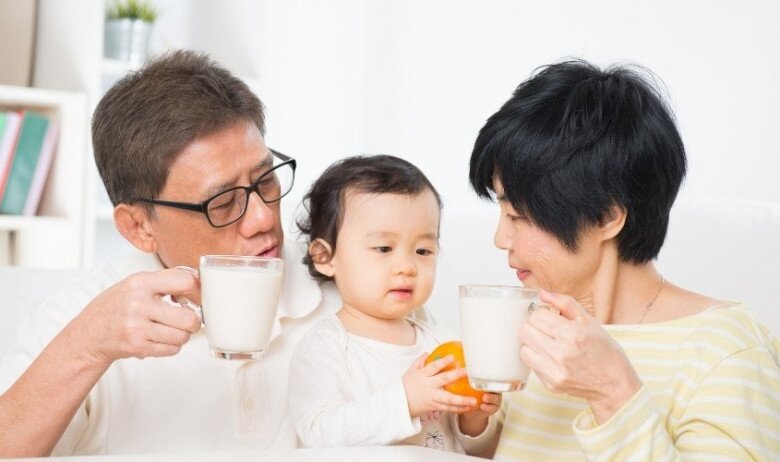 Chọn sữa ít đường cho trẻ sử dụng đang được nhiều phụ huynh lựa chọn. Ảnh minh họa.