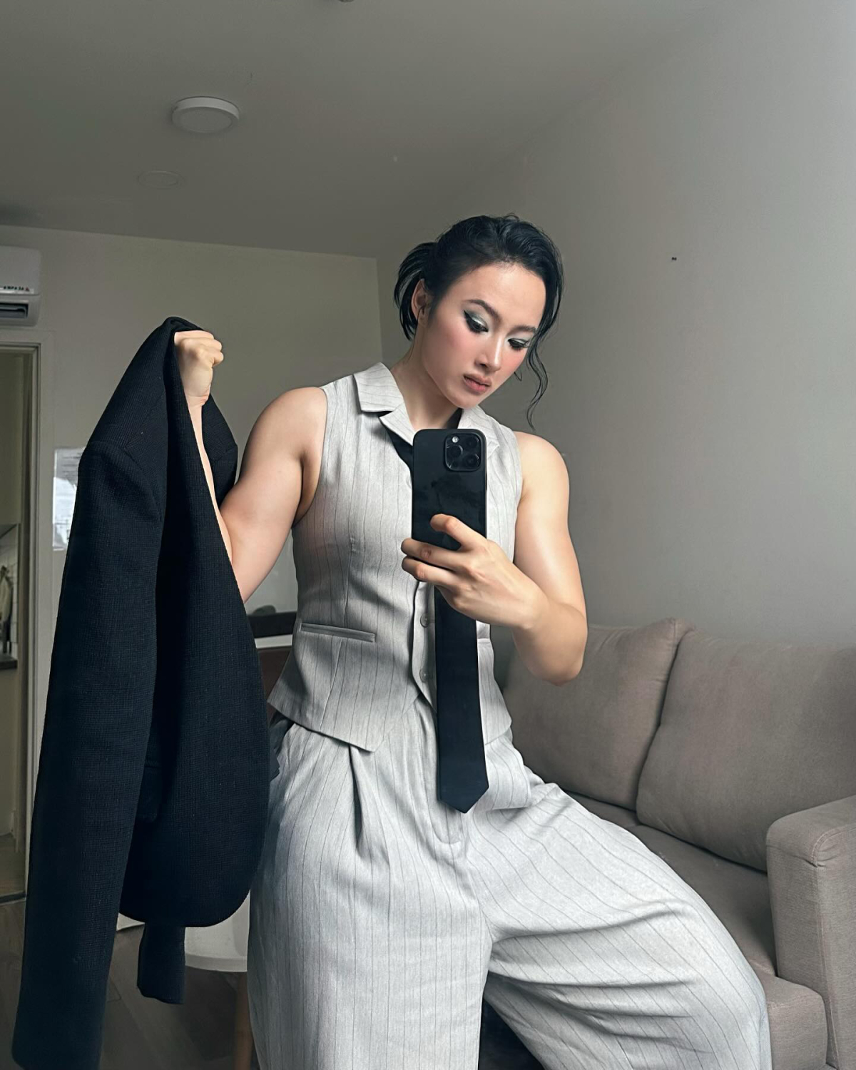 Angela Phương Trinh chia sẻ hình ảnh trong một buổi chụp thời trang. Người đẹp diện đồ theo phong cách menswear gồm gilet, quần suông và blazer, khoe phần cánh tay cơ bắp. Tạo hình mạnh mẽ kiểu quý ông khiến Angela Phương Trinh được nhận xét như lực sĩ.