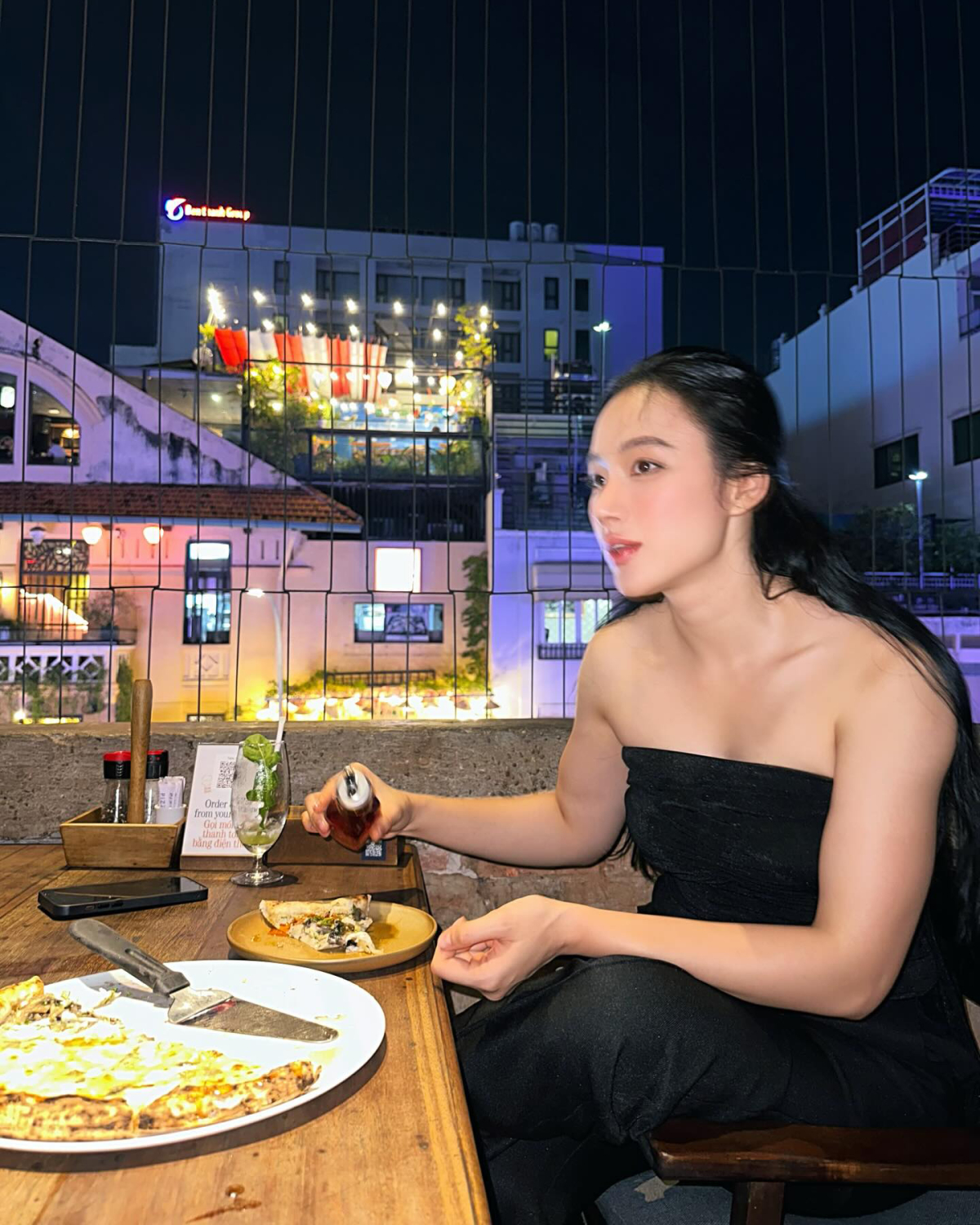 Khoe hình khi đi ăn tối, Angela Phương Trinh được nhiều bạn bè trêu gọi là anh vì phần vai nở nang. Người đẹp thường xuyên diện các mẫu trang phục dáng quây, cúp ngực, áo yếm, hai dây... giúp cô khoe thành quả tập luyện.