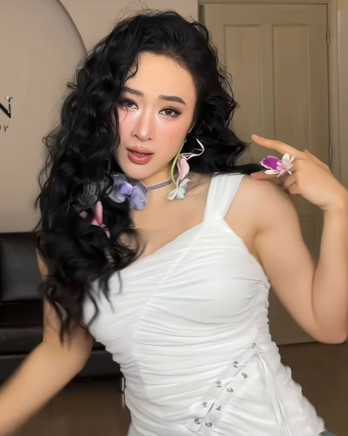 Diện chiếc váy hai dây to bản bó sát thân hình, người đẹp thể hiện sự tự hào về body sau hai tháng độ dáng.