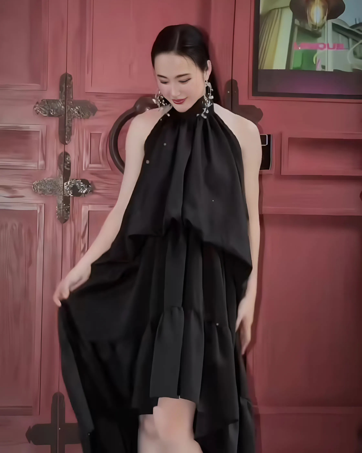 Các kiểu váy yếm liên tục được nữ diễn viên chưng diện để dạo phố hàng ngày hoặc trên các phiên livestream nhằm khoe cánh tay săn chắc.