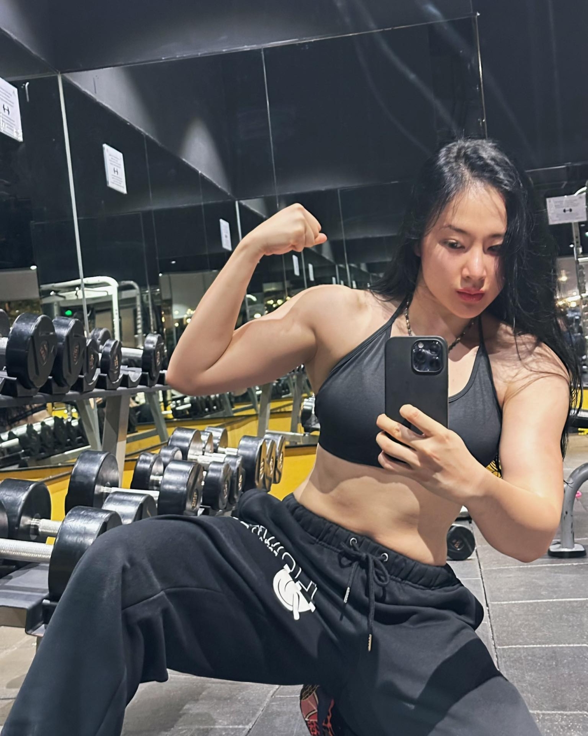 Mỹ nhân 30 tuổi cho biết cô muốn chứng minh việc ăn chay trường vẫn có thể giúp tạo cơ khi biết áp dụng chế độ ăn và tập luyện phù hợp. Mỗi lần đăng tải những bức hình mặc đồ sexy trong phòng tập, người đẹp nhận được sự chú ý.