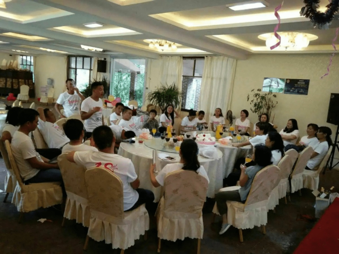 Đi họp lớp, tôi bắt xe buýt đến, còn các bạn lái BMW, Mercedes: Về đến nhà, tôi đơ người vì 1 dòng tin nhắn cả đời không thể quên- Ảnh 1. Đi họp lớp, tôi bắt xe buýt đến, còn các bạn lái BMW, Mercedes: Về đến nhà, tôi đơ người vì 1 dòng tin nhắn cả đời không thể quên- Ảnh 1.