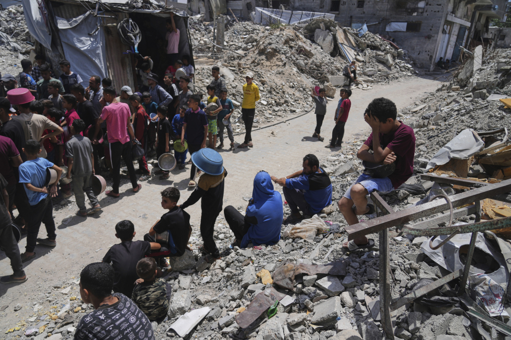 Người dân tập trung quanh một bếp cộng đồng để nhận thức ăn ở thành phố Jabalia, phía bắc Dải Gaza, hôm 19/5. Ảnh: AP