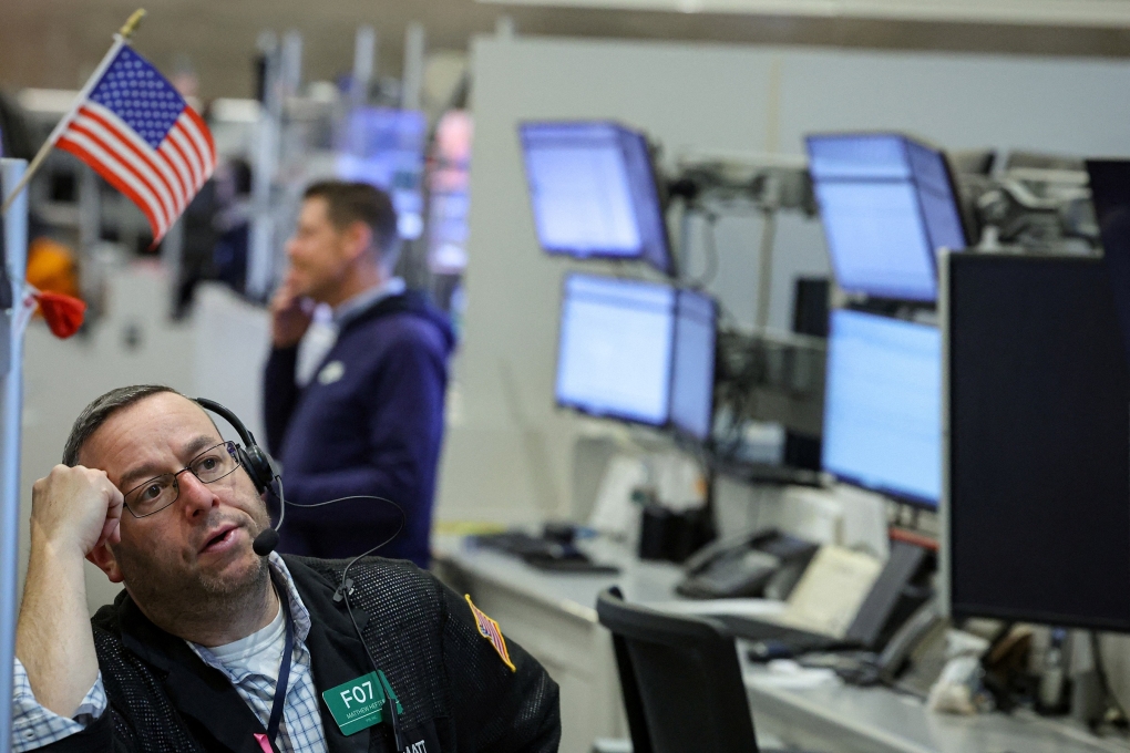 Nhân viên giao dịch làm việc trên sàn chứng khoán New York ngày 2/4. Ảnh: Reuters