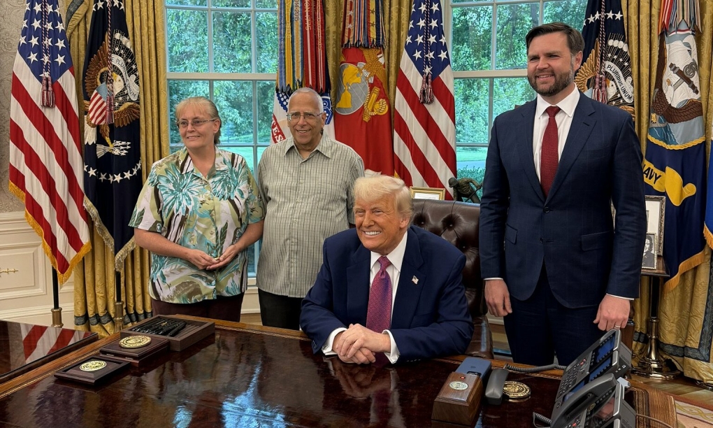 Từ trái qua phải: Bà Deborah, ông Louis Prevost, Tổng thống Donald Trump và Phó tổng thống JD Vance tại Phòng Bầu dục, Nhà Trắng ngày 20/5. Ảnh: X/Margo Martin