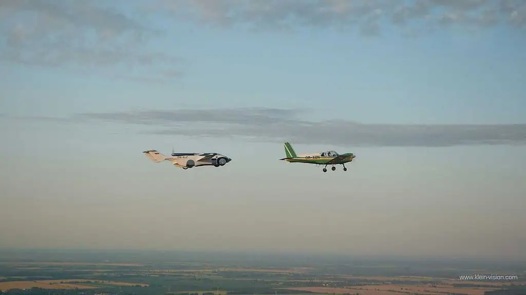 Ô tô bay đầu tiên trên thế giới chuẩn bị được sản xuất hàng loạt, giá gần 1 triệu USD- Ảnh 4.