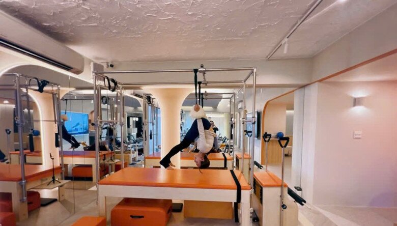 Nữ diễn viên cũng làm quen với những môn thể dục có thể giải tỏa stress và giải phóng cơ thể như yoga, pilates