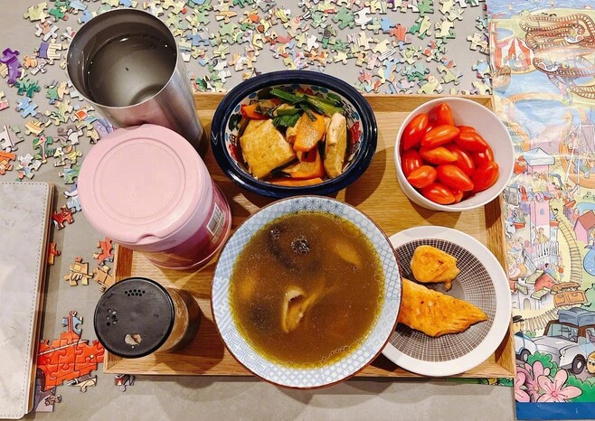 Một bữa ăn được nữ diễn viên chia sẻ, có thể nói Trần Ý Hàm không hề ăn uống kiêng khem khắt khe mà chọn ăn đủ chất