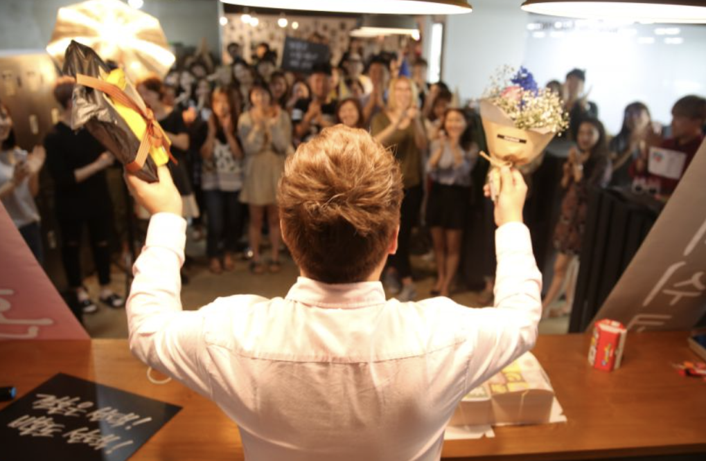 Nhân viên của Lush Korea tổ chức lễ cưới độc thân tại trụ sở công ty ở Seoul, Hàn Quốc. Ảnh: Korea Herald