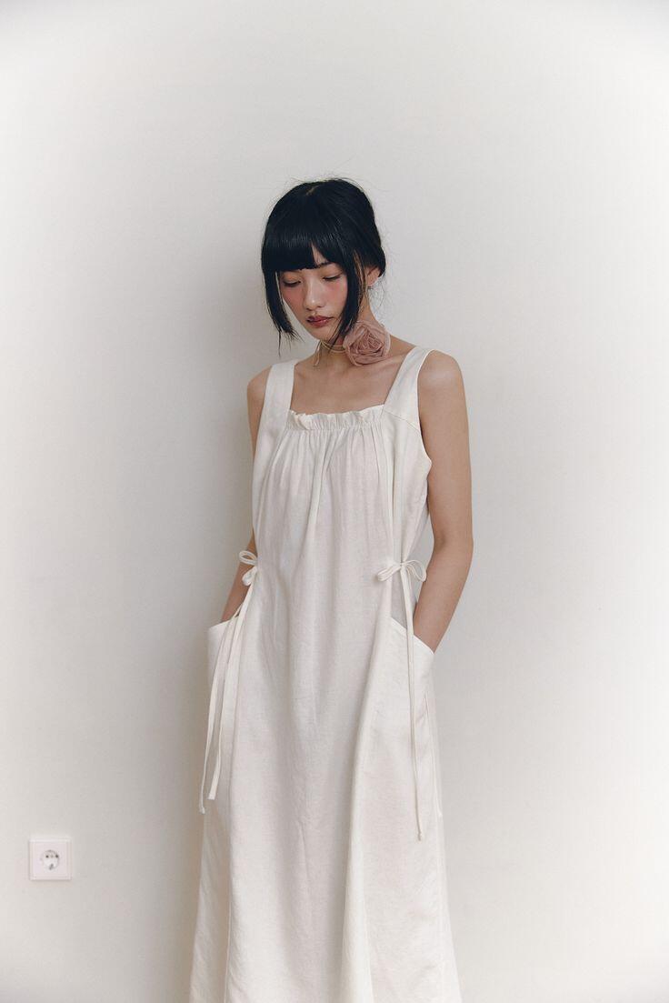 Dù dễ nhăn và hơi khó ủi, nhưng không ít cô gái lại mê mẩn vẻ phóng khoáng tự nhiên của linen một chút mộc mạc giữa cái nắng chói chang.