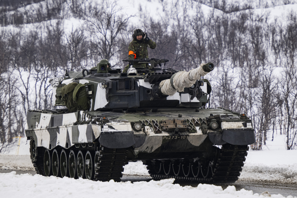 Quân nhân Phần Lan điều khiển xe tăng Leopard 2A6 trong cuộc tập trận tháng 3/2024 gần biên giới Phần Lan - Na Uy. Ảnh: AFP