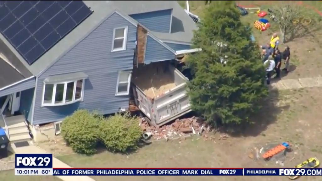 Camera hành trình quay lại khoảnh khắc sốc: Xe ben lao thẳng vào nhà dân với tốc độ 80km/h- Ảnh 1. Camera hành trình quay lại khoảnh khắc sốc: Xe ben lao thẳng vào nhà dân với tốc độ 80km/h- Ảnh 1.