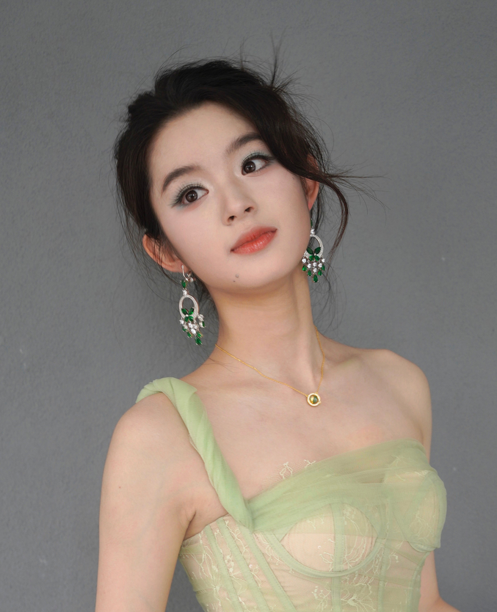 Những bức ảnh Điền Điềm tại lễ trưởng thành châm ngòi tranh cãi trong dư luận Trung Quốc. Ảnh: Weibo/Huangyang Tiantian