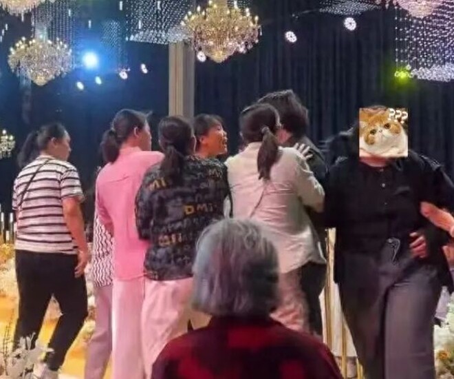 Khung cảnh trong đám cưới.