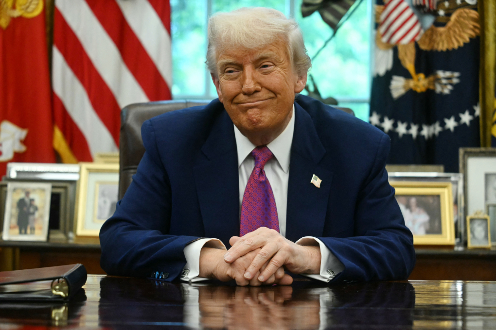 Tổng thống Mỹ Donald Trump chuẩn bị bước lên chuyên cơ Không lực Một ở bang Maryland ngày 12/5. Ảnh: AFP