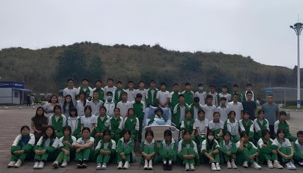 Ren nằm trên giường bệnh chụp kỷ yếu cùng bạn bè. Ảnh: 163.com