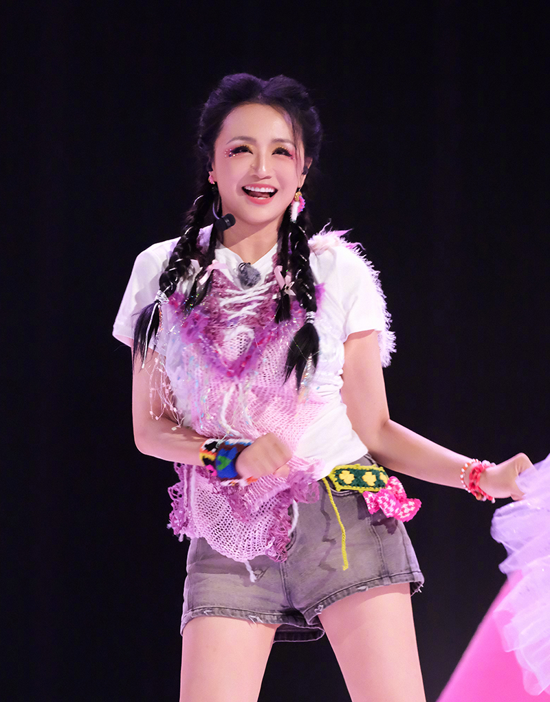 Tào Dĩnh nhảy, hát ở show Đạp gió, phát từ tháng 4. Ảnh: Mango