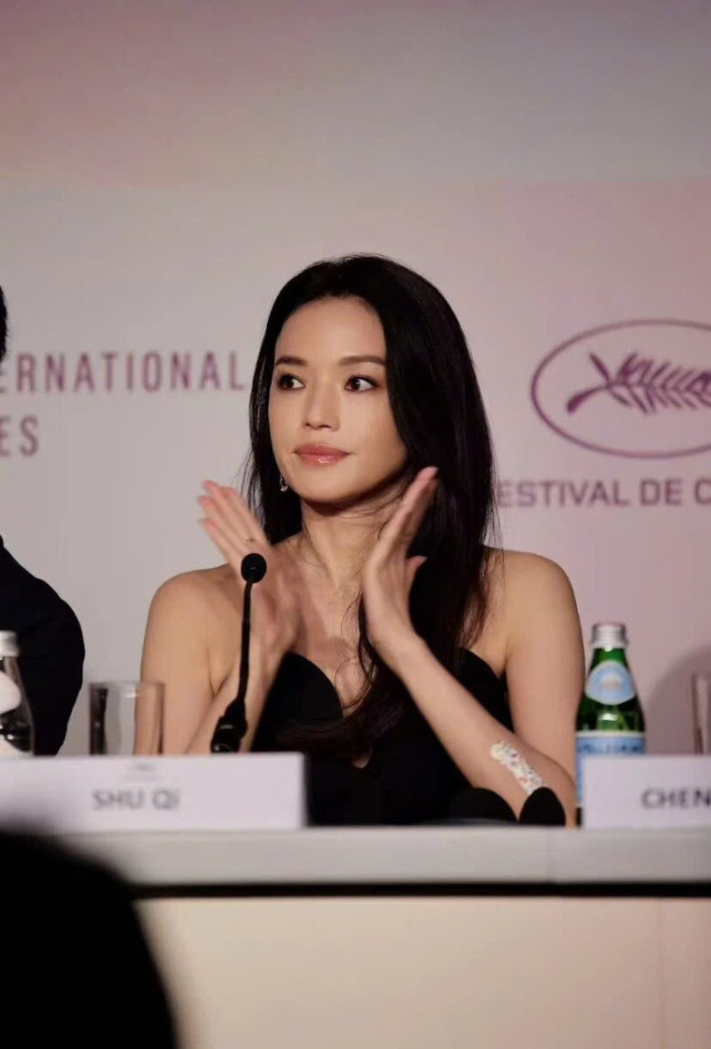 Cô tin rằng da cũng như con người, đều cần thời gian để thở, để tái tạo, không nên “bội thực” mỹ phẩm.