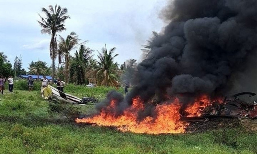 Trực thăng cảnh sát Thái Lan bốc cháy tại hiện trường ngày 24/5. Ảnh: Bangkok Post