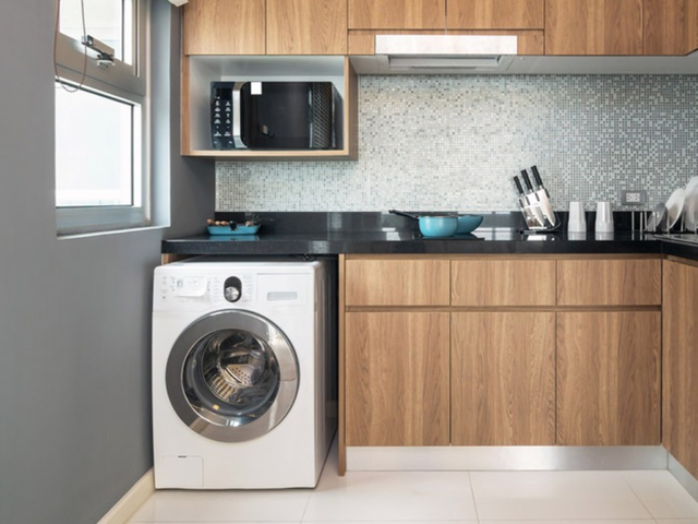 Để bảo vệ tài vận và đảm bảo an toàn cho sức khỏe, gia chủ nên bố trí máy giặt ở khu vực riêng biệt, tránh đặt trong bếp.
