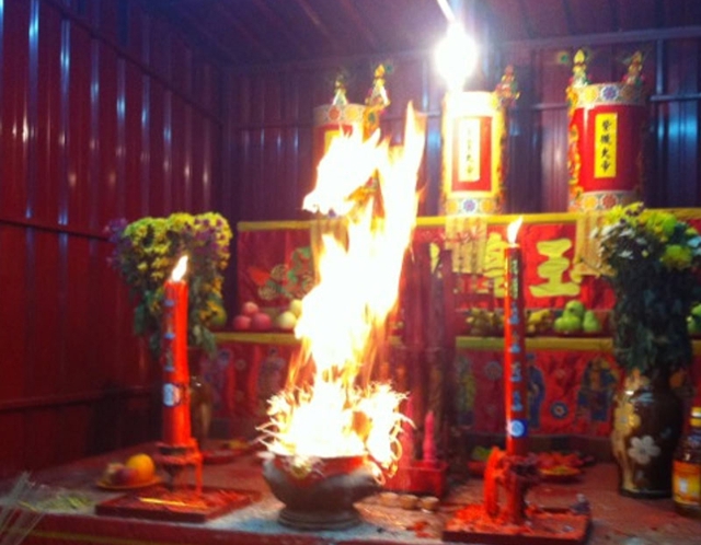 Bát hương bị cháy có 2 trường hợp là bát hương cháy hóa âm (được xem là không tốt) và bát hương cháy hóa dương (được coi là điềm lành). Ảnh minh họa