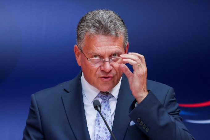 Cao ủy Thương mại Liên minh châu Âu (EU) Maros Sefcovic trong một cuộc họp tại Serbia. Ảnh: Reuters