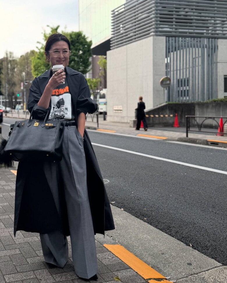 Thỉnh thoảng, Naoko vẫn đổi gió với kiểu trench coat dài