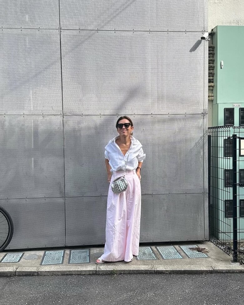 Naoko hiểu rõ bản thân, biết điểm mạnh, hiểu chất liệu, và tinh tế trong phối màu nên dù có hở cũng không hề phản cảm