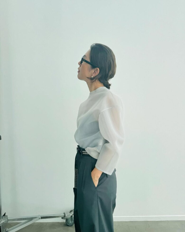 Những kiểu áo xuyên thấu cũng được bà phối khéo léo để không phản cảm mà vẫn tinh tế khó tin