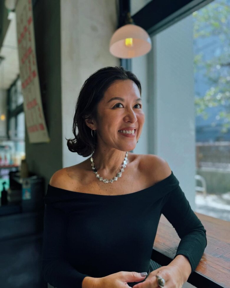 Những kiểu áo hở vai nhẹ nhàng là một sự lựa chọn vừa sang trọng vừa quyến rũ cho chị em U50.