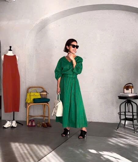 Những kiểu váy với màu sắc tươi sáng đi kèm với các màu cơ bản để trung hòa lại bảng màu và giữ tổng thể không quá diêm dúa