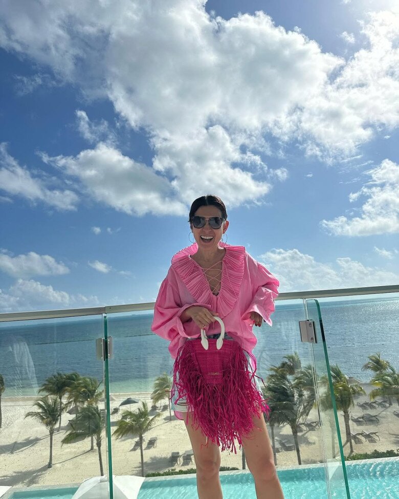 Ví dụ, một chiếc áo màu hồng đào có thể đi cùng quần trắng và chiếc túi màu hồng đậm hơn để tạo điểm nhấn