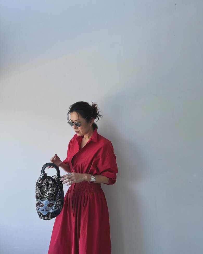 Điều quan trọng không kém là tránh phối quá nhiều màu nổi cùng lúc dễ khiến người mặc bị lòe loẹt không cần thiết