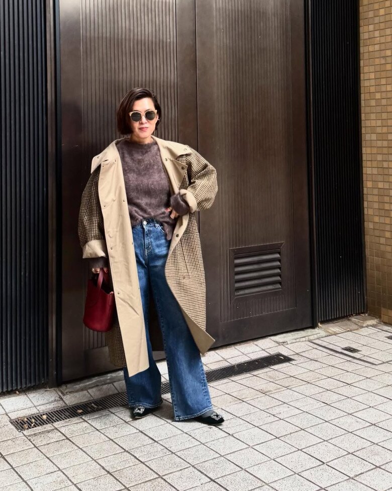 Bà Naoko có rất nhiều quần jeans như kiểu ống đứng thanh lịch, dễ phối với các kiểu áo với phần trên to như trench coat và kết hợp giày búp bê