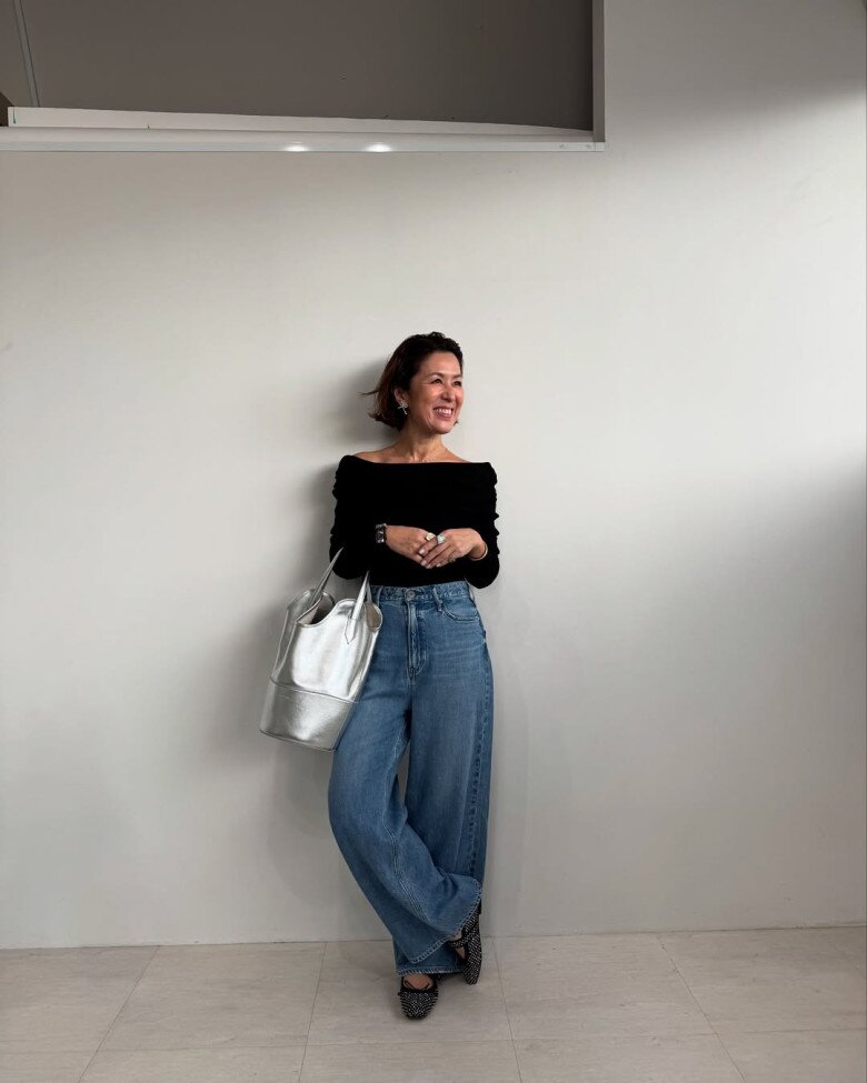 Quần ống suông rộng khi đi cùng với áo body trễ vai lại trẻ trung, thời thượng khó tả