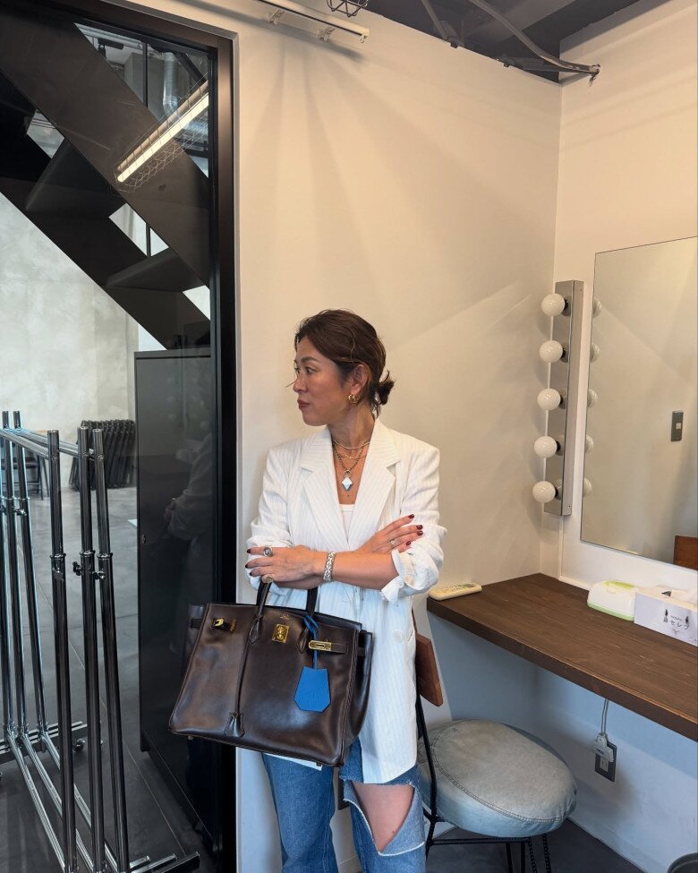 Ngoài ra, Naoko cũng rất chịu thử sức với kiểu jeans rách táo bạo