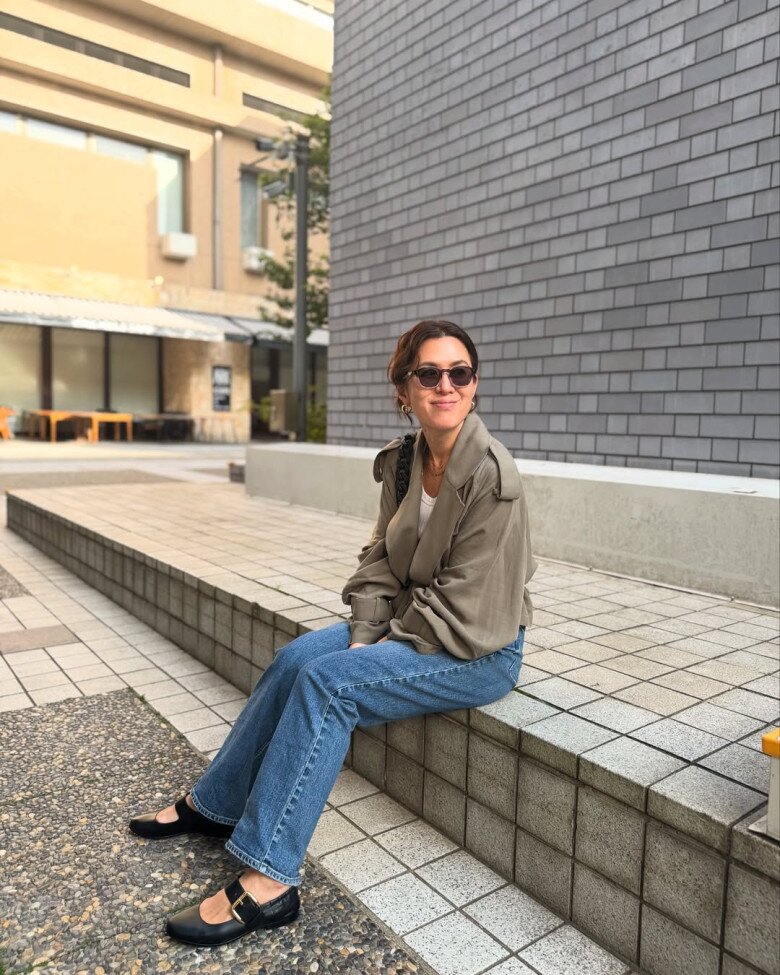 Ở tuổi 53, bà vẫn thường diện mẫu áo này, chỉ khác là ưu tiên phiên bản dáng ngắn để tạo sự năng động và tôn dáng hơn.