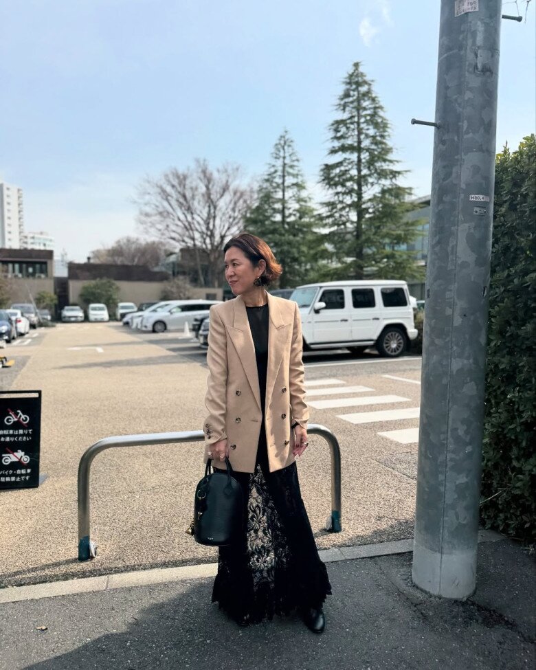 Khi phối với quần jeans hoặc chân váy midi, trench coat ngắn giúp tổng thể gọn gàng, trẻ trung mà không mất đi nét tinh tế.