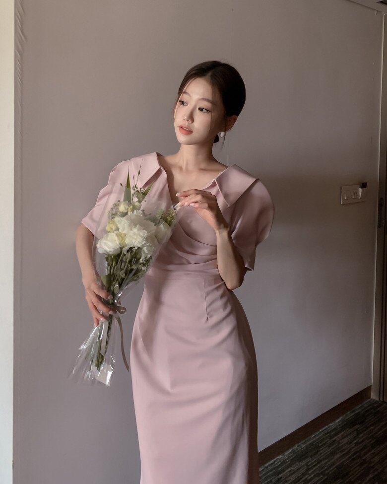 Váy có độ ôm vừa phải giúp tôn dáng mà không lộ mỡ thừa.