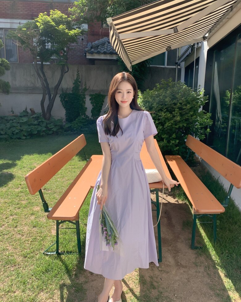 Độ dài váy trên mắt chân sẽ thanh lịch và tạo hiệu ứng kéo dài chân hiệu quả.