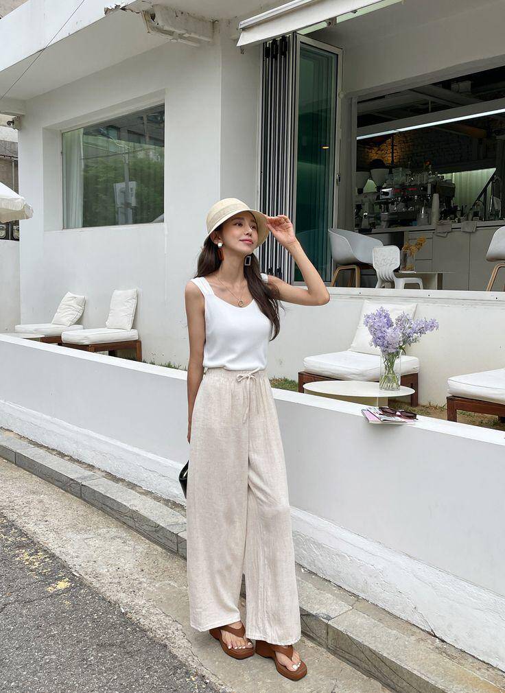 Áo ba lỗ thoáng mát cùng quần ống rộng giúp chị em cảm thấy dễ chịu, nhẹ nhàng hơn trong hè.