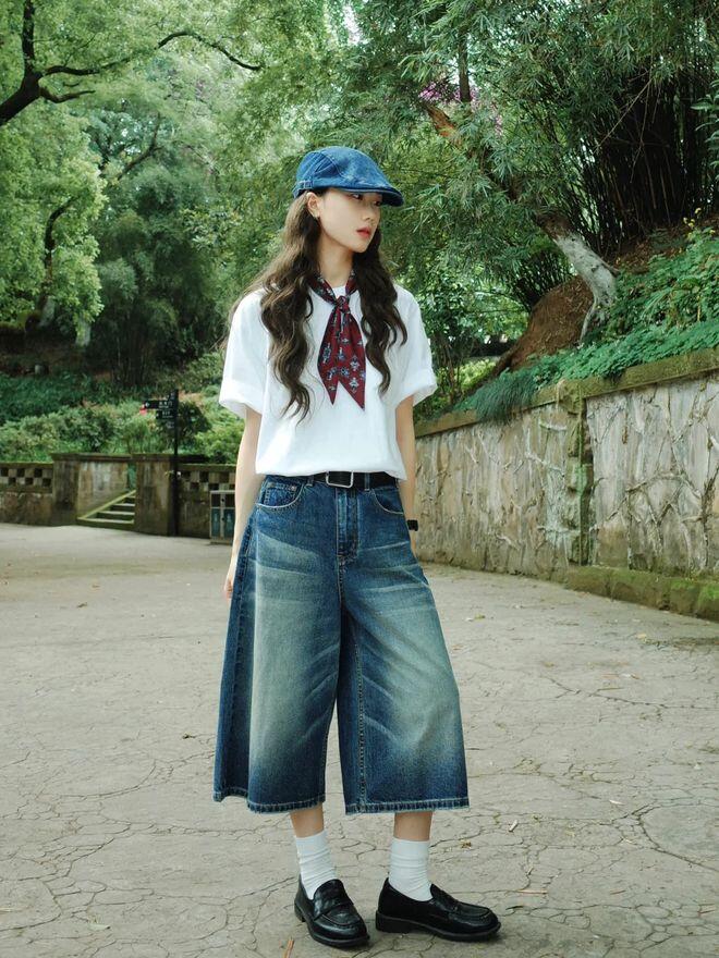 Quần jeans lửng dáng culottes mang đến cảm giác mới lạ và cá tính.