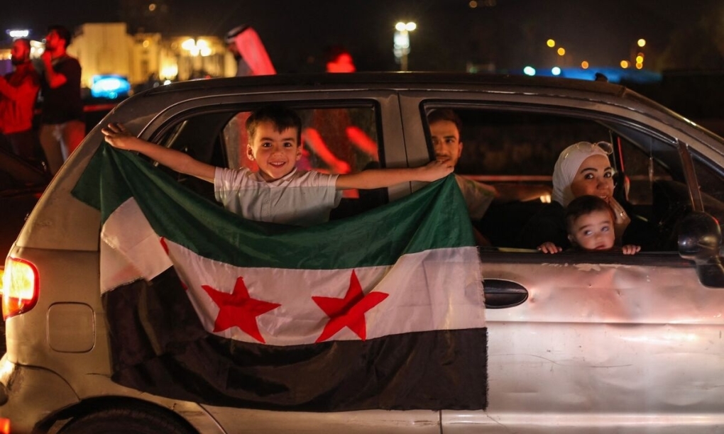 Người dân ăn mừng tại Quảng trường Umayyad ở Damascus sau khi Tổng thống Mỹ Donald Trump thông báo về quyết định dỡ bỏ trừng phạt với Syria ngày 13/5. Ảnh: AFP