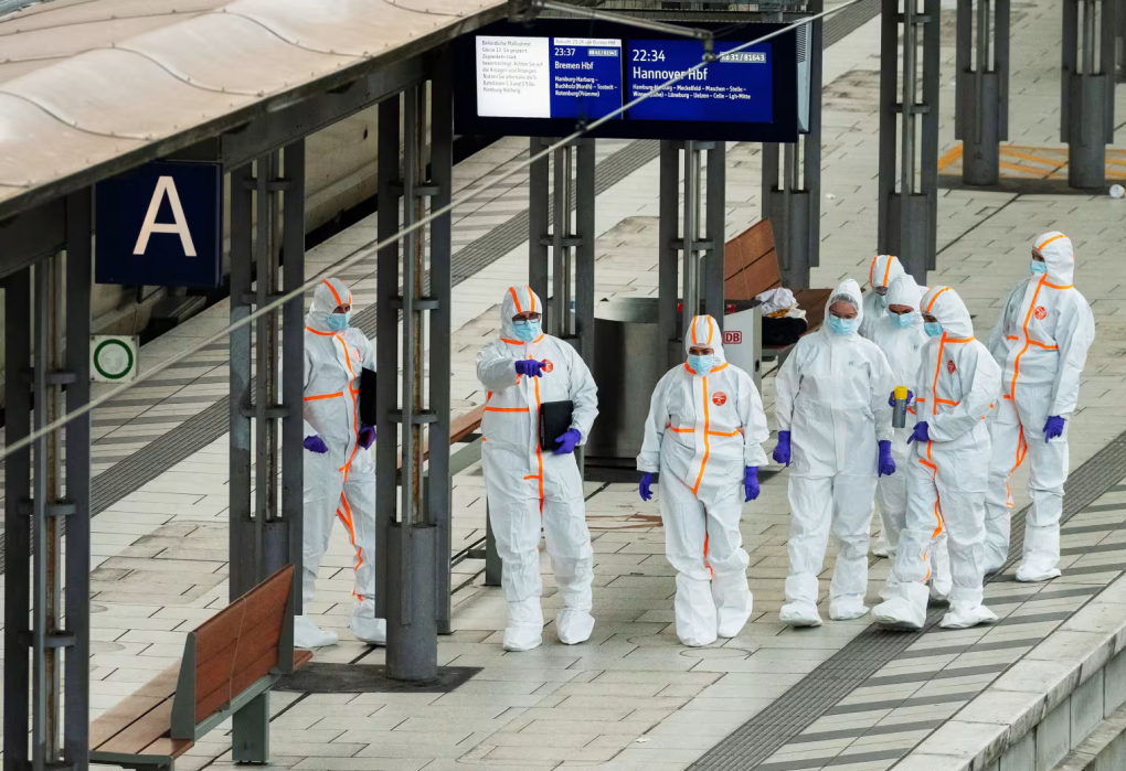Cảnh sát pháp y điều tra sân ga của Ga Trung tâm Hamburg sau vụ đâm dao, ngày 23/5. Ảnh: AFP