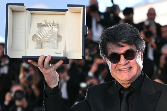 Đạo diễn Jafar Panahi trong buổi chụp ảnh sau khi giành giải Cành Cọ Vàng ở bế mạc Liên hoan phim Cannes 2025. Ảnh: AFP