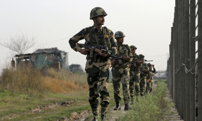 Biên phòng Ấn Độ (BSF) tuần tra khu vực biên giới với Pakistan hồi năm 2019. Ảnh: Reuters